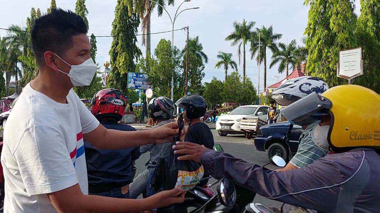 Bersama IPSS Nunukan, Hasbudi Bagikan Takjil dan Sembako ke Warga