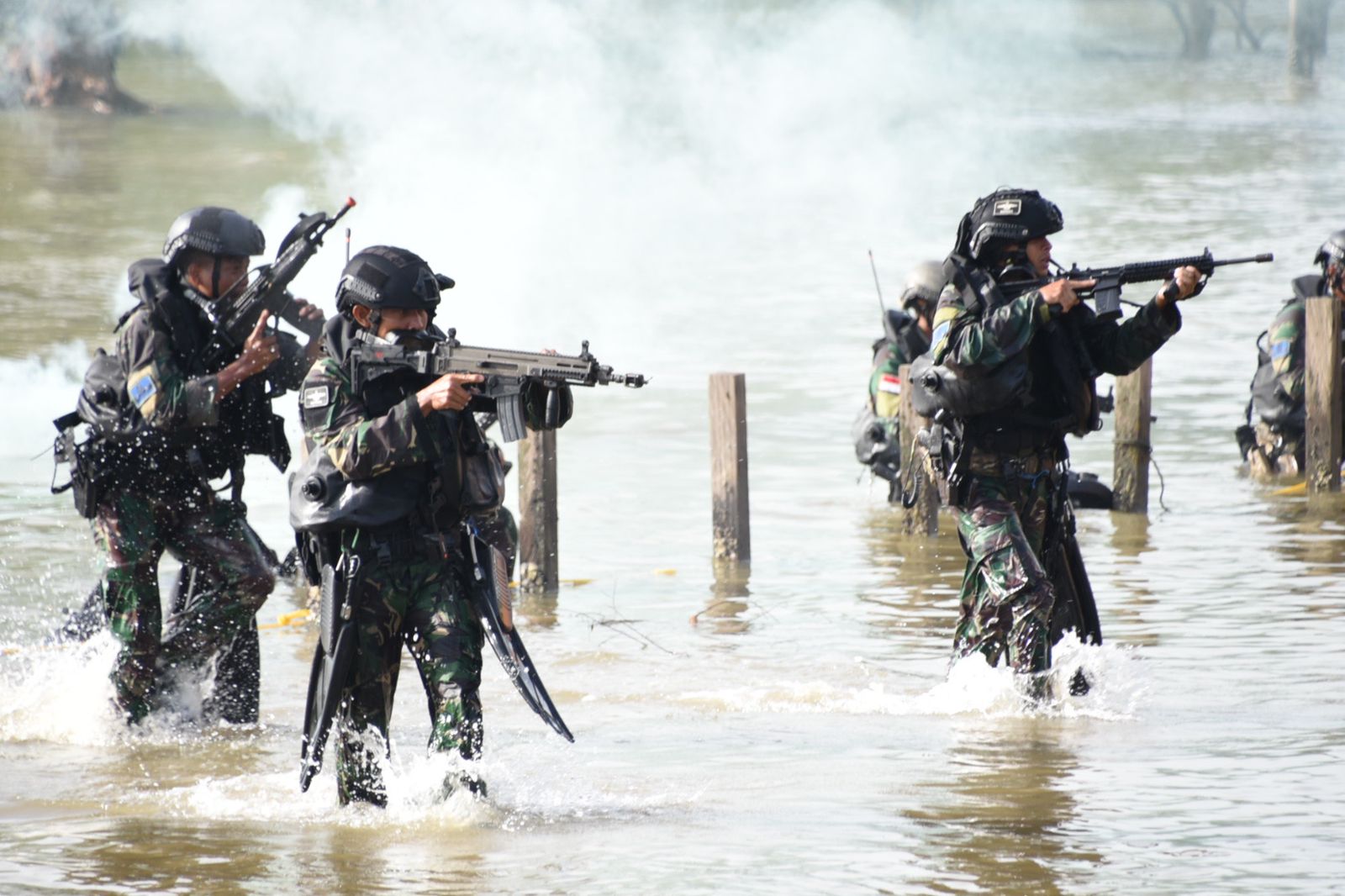 Asah Naluri Tempur Prajurit Kopaska, TNI AL Gelar Latihan Infiltrasi dan Exfiltrasi di Pantai Amal