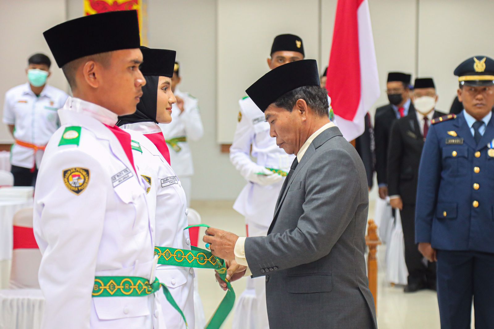 Gubernur Kukuhkan 40 Anggota Pasukan Pengibar Bendera