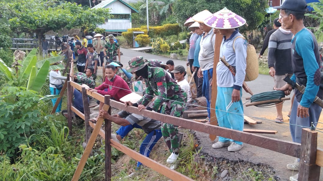 Bersama Warga Desa Long Pujungan, Satgas Yonarmed 5 Siliwangi Membuat Pagar Pembatas Sungai