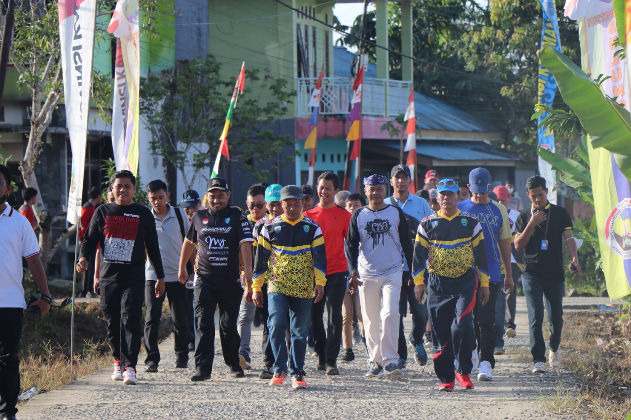 Gubernur Jalan Sehat Bersama Warga Kampung Rawa Payau