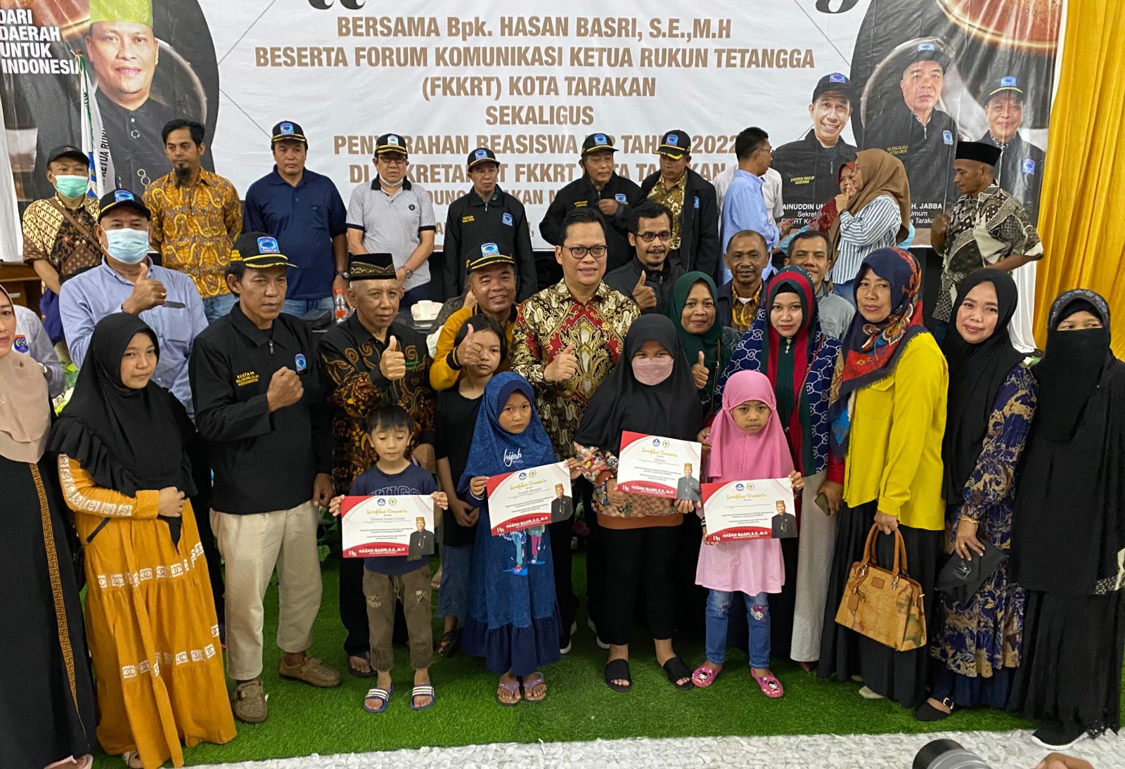 Hasan Basri Serahkan Bantuan Beasiswa PIP 2022 untuk Tarakan