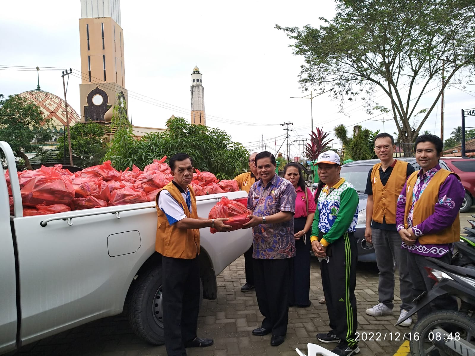 Vihara Dharma Cakra Tanjung Selor Beri Bantuan 211 Paket Sembako