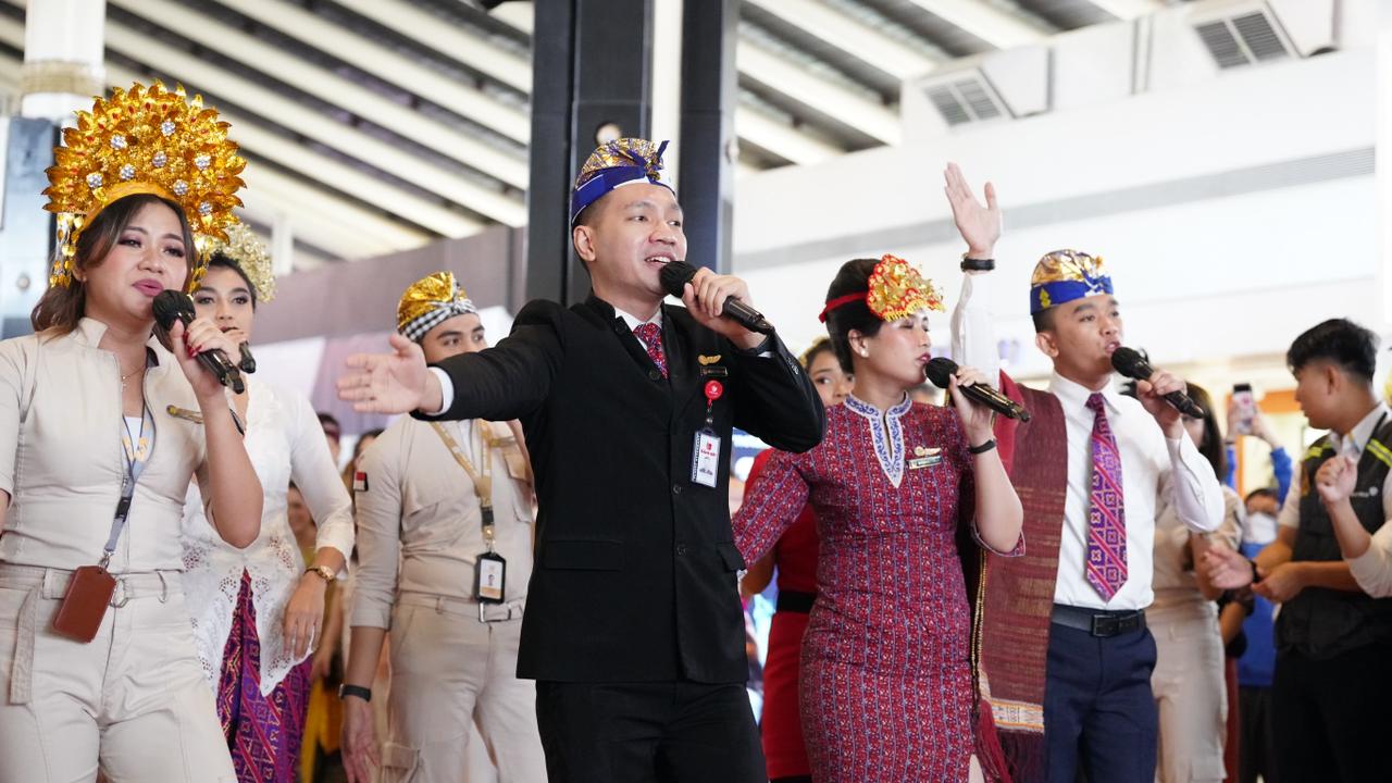 Lion Air Group dan Angkasa Pura Mempertunjukkan Flashmob ala Pramugari dan Pramugara