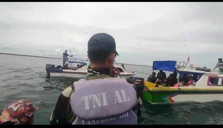 TNI AL Evakuasi Korban Tenggelamannya Speedboat di Perairan Tanjung Batu