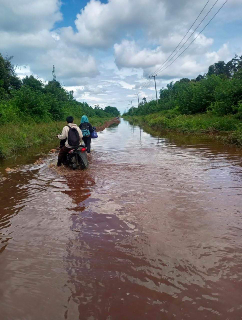 Akibat Jalan Banjir, Warga Bebatu Harus Turun dari Motor