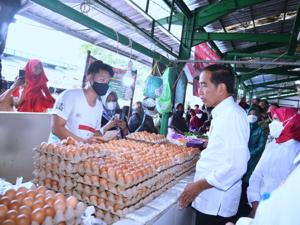 Presiden Jokowi Cek Harga Bahan Pangan di Pasar Tenguyun Tarakan