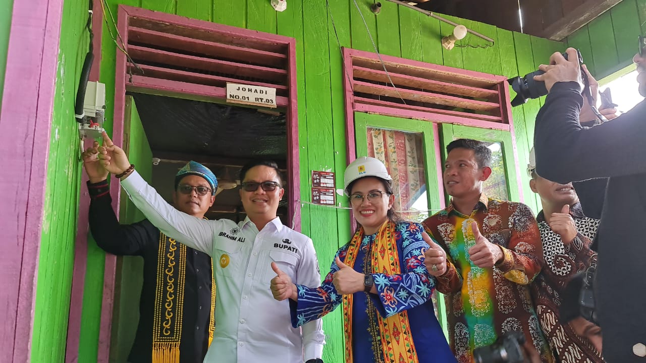 Bersama Bupati KTT, Deddy Sitorus Nyalakan Listrik di Tengku Dacing
