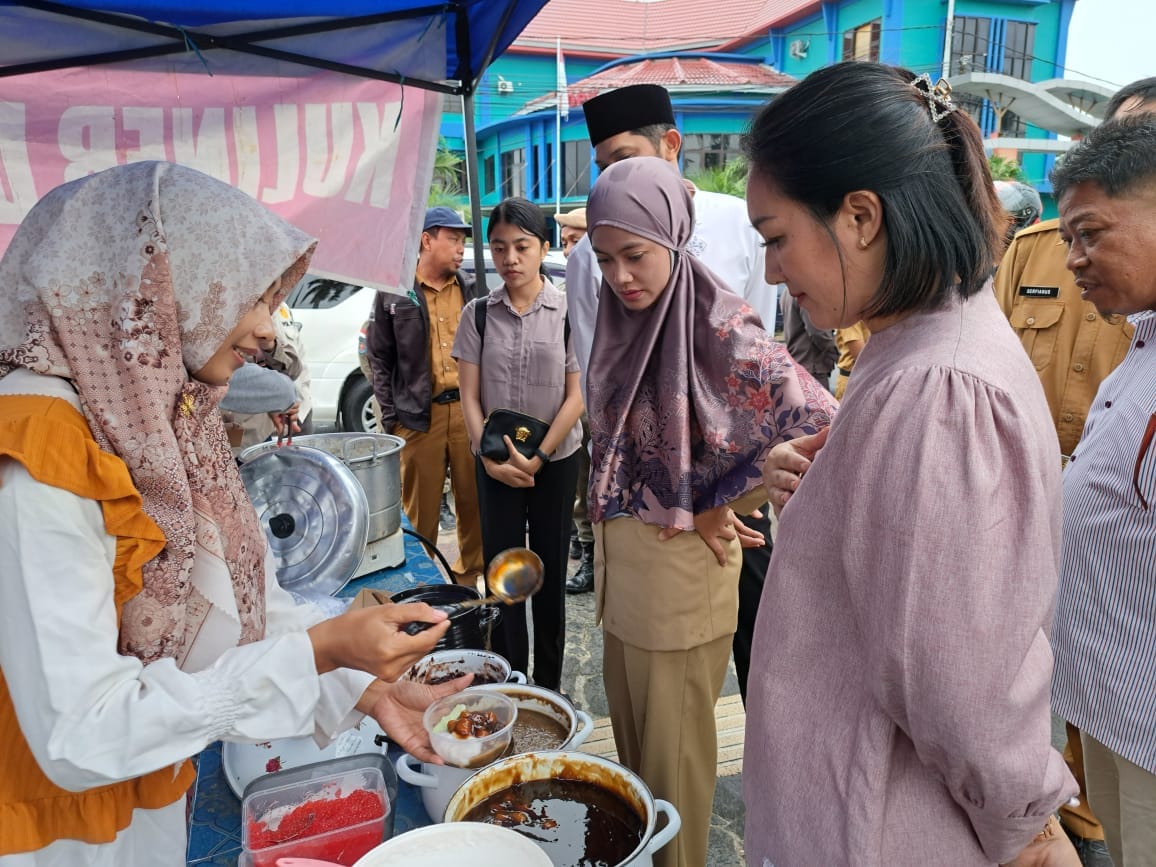 Kunjungi Bazar Ramadan, Bupati Laura Minta Kepala OPD untuk Berbelanja