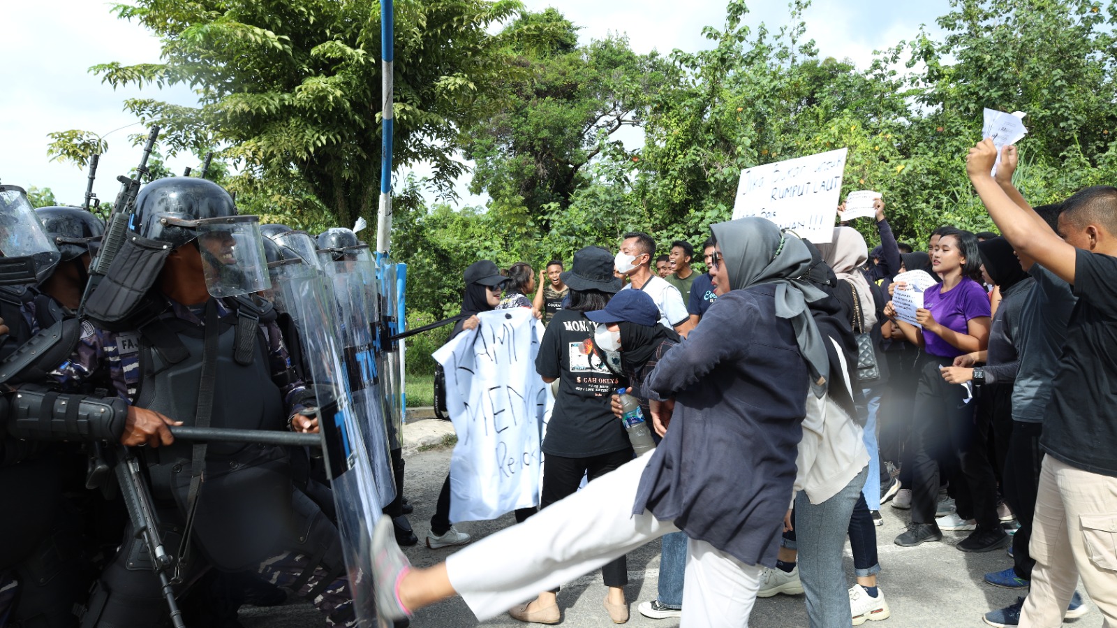 Ratusan Massa Bentrok dengan Prajurit TNI AL di Mako Lantamal XIII Tarakan, Ini Penyababnya
