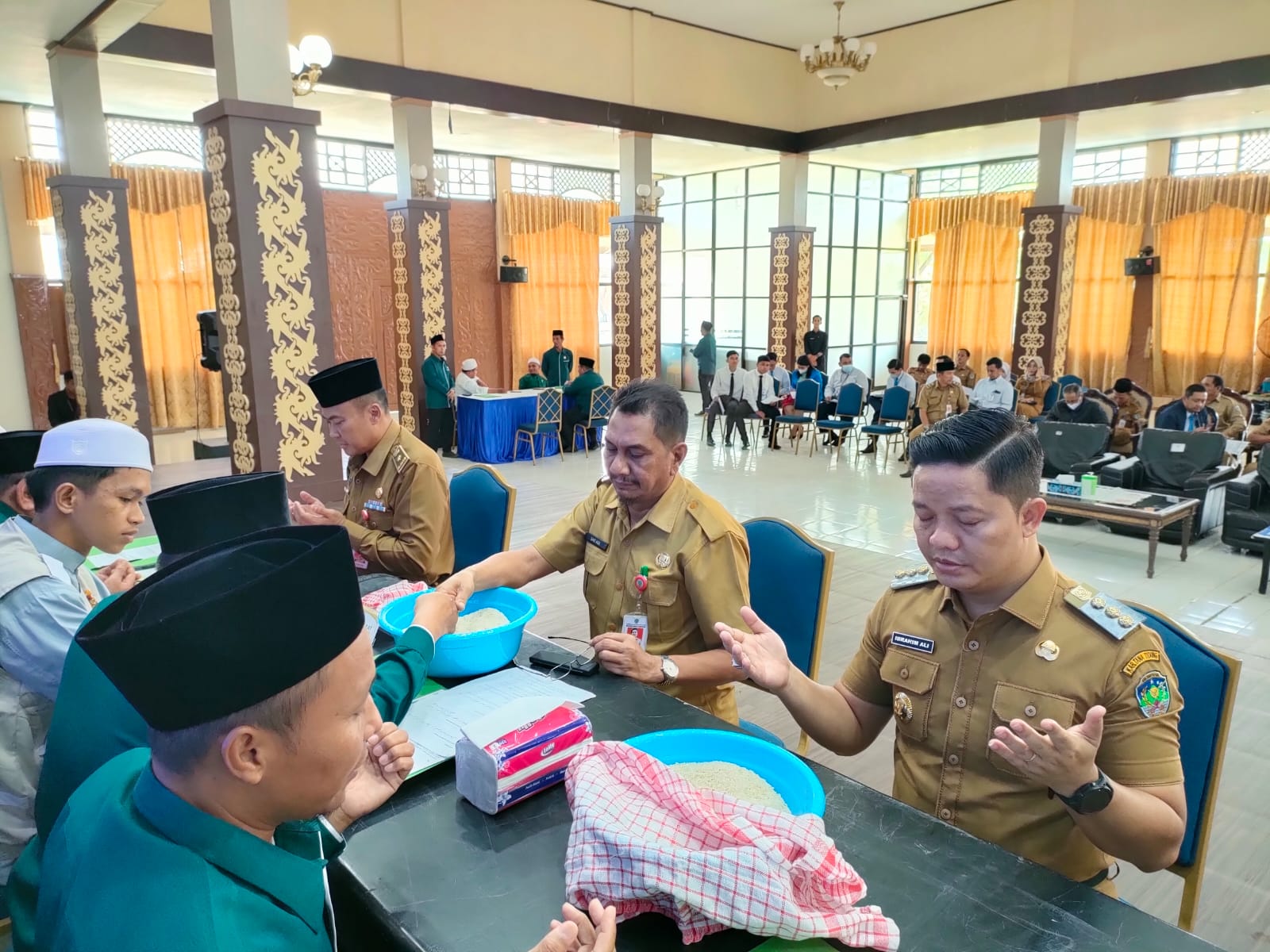 Bupati Ibrahim Ali Ajak Bersama ASN dan Masyarakat Tunaikan Zakat Fitrah di Baznas