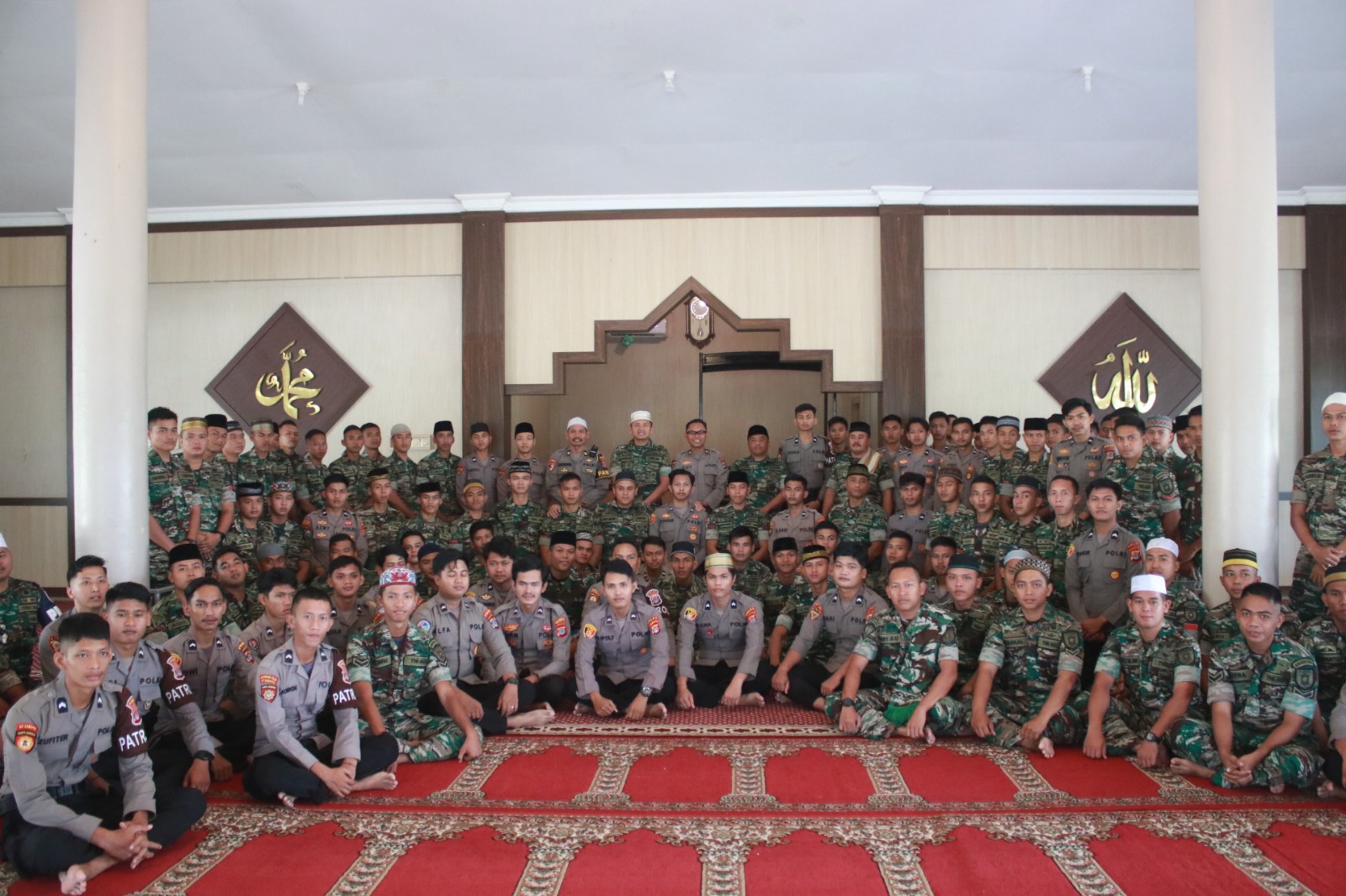 Perkuat Soliditas, TNI dan Polri Salat Jumat Berjamaah di Tanjung Selor