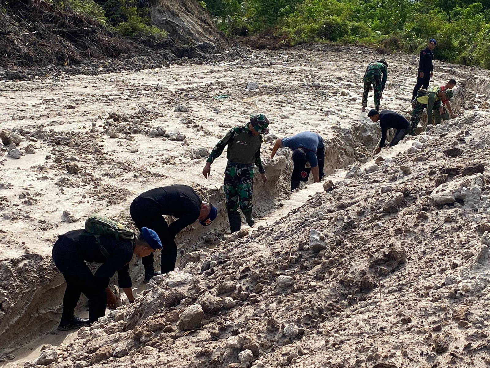 Kompak Bantu Warga Pantai Amal Bergotong Royong, Bukti Sinergitas TNI-Polri