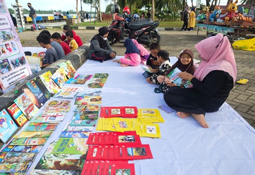 Ramai Dikunjungi, Tepian Sungai Kayan ‘Disulap’ jadi Taman Baca Anak