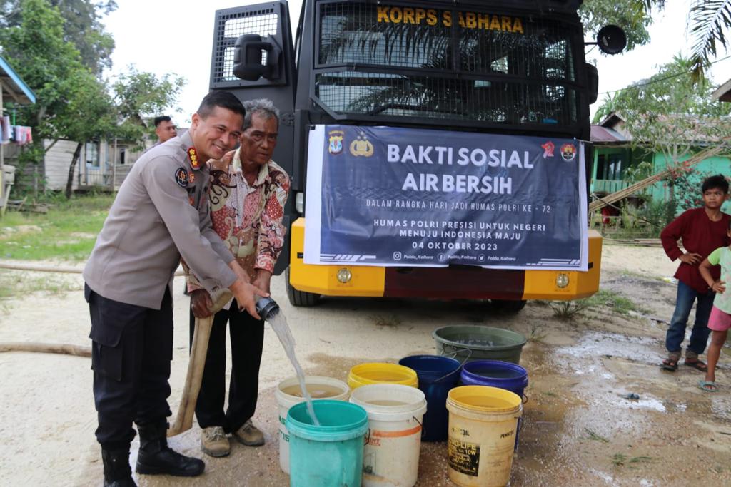 Peringati HUT Humas Polri, Polda Kaltara Berbagi Air Bersih kepada Warga