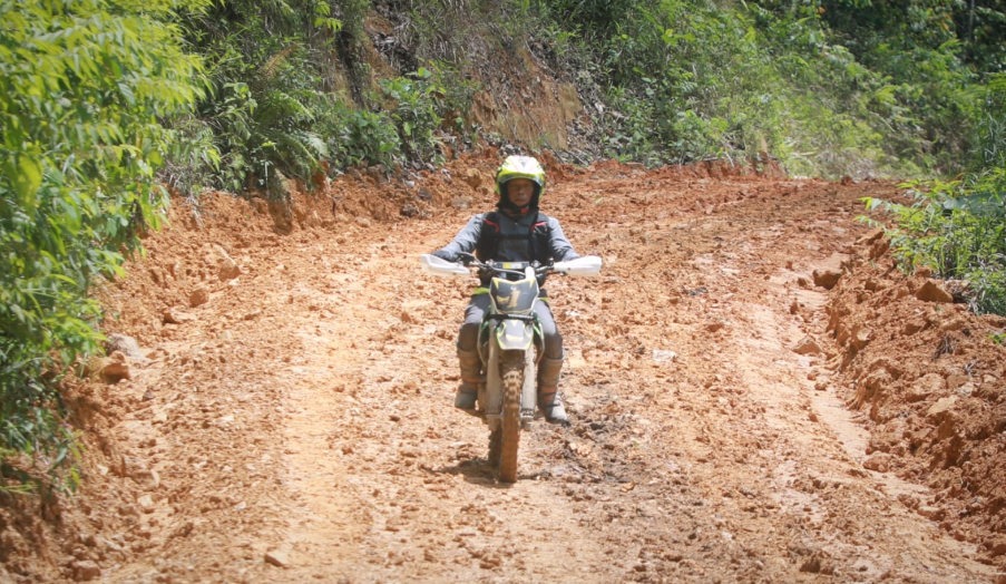 Bupati Syarwani Tinjau Proyek Infrastruktur Pakai Motor Trail