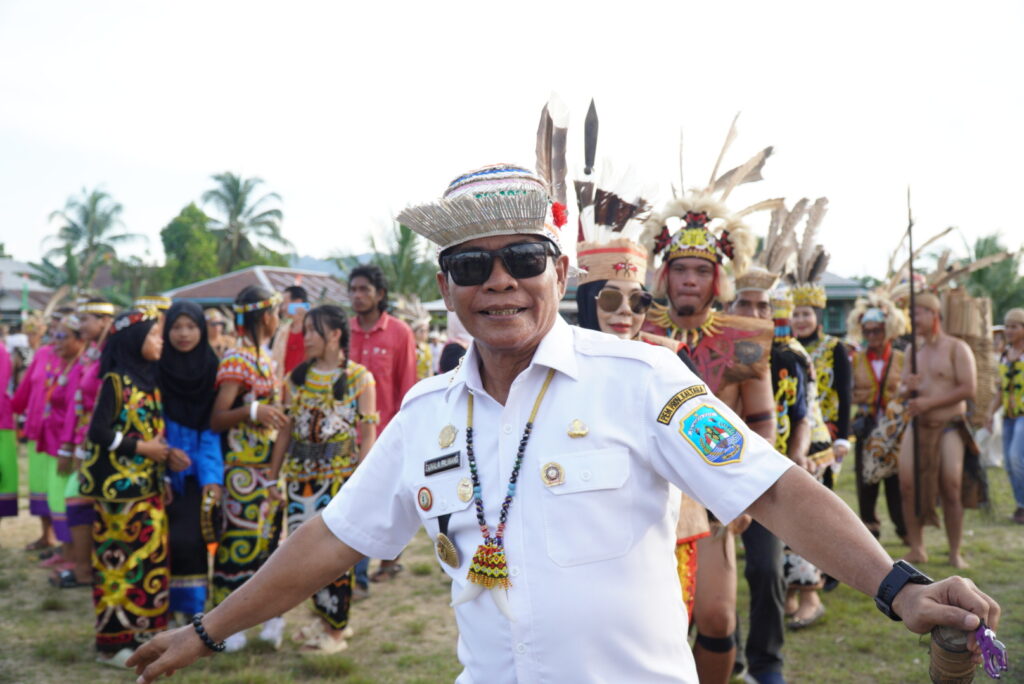 Gubernur Ramaikan Pesta Budaya Meja Panjang Desa Pimping