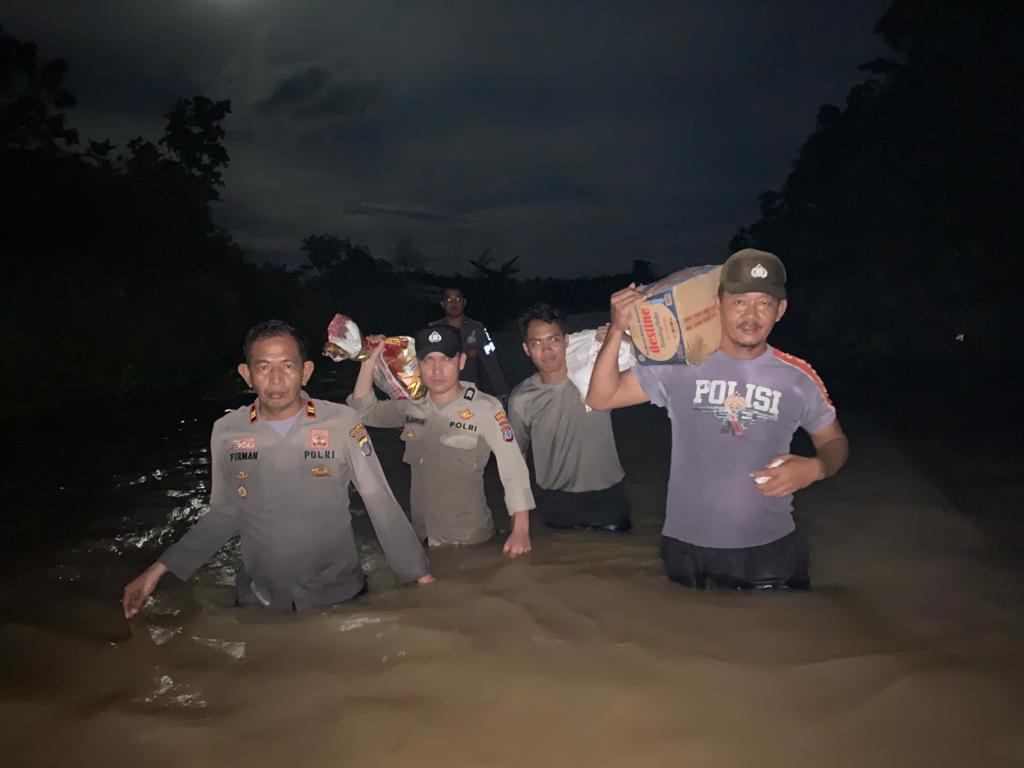 Bentuk Pelayanan Polri Terhadap Masyarakat Yang Terdampak Banjir