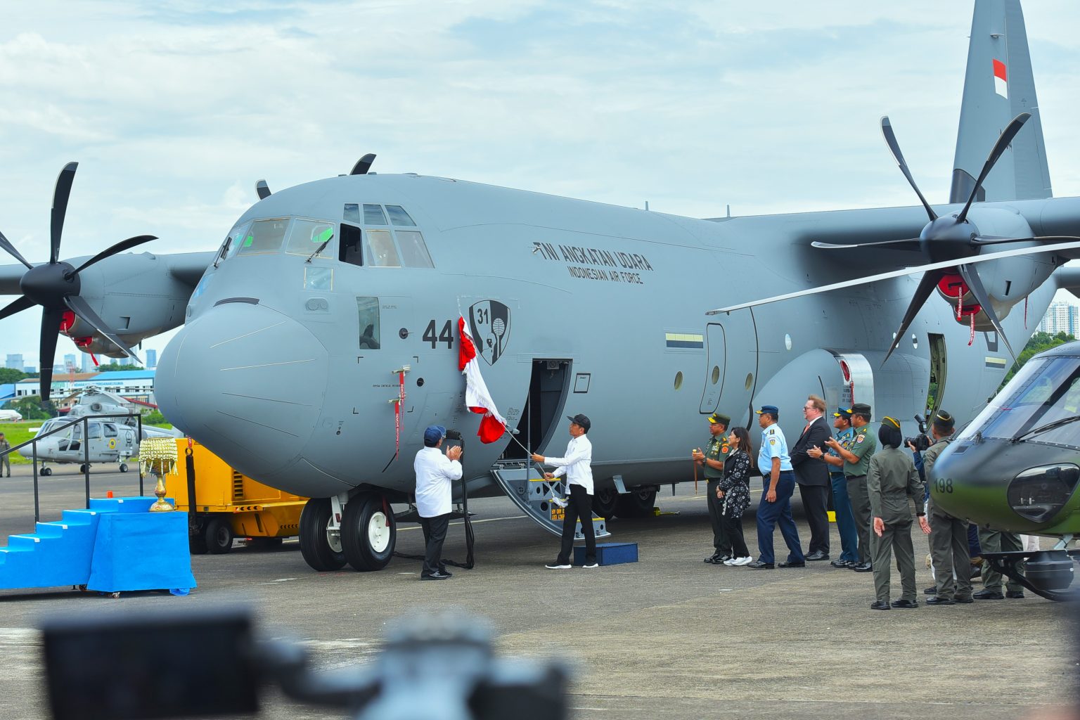 Presiden Jokowi Saksikan Penyerahan Pesawat Hercules untuk TNI AU