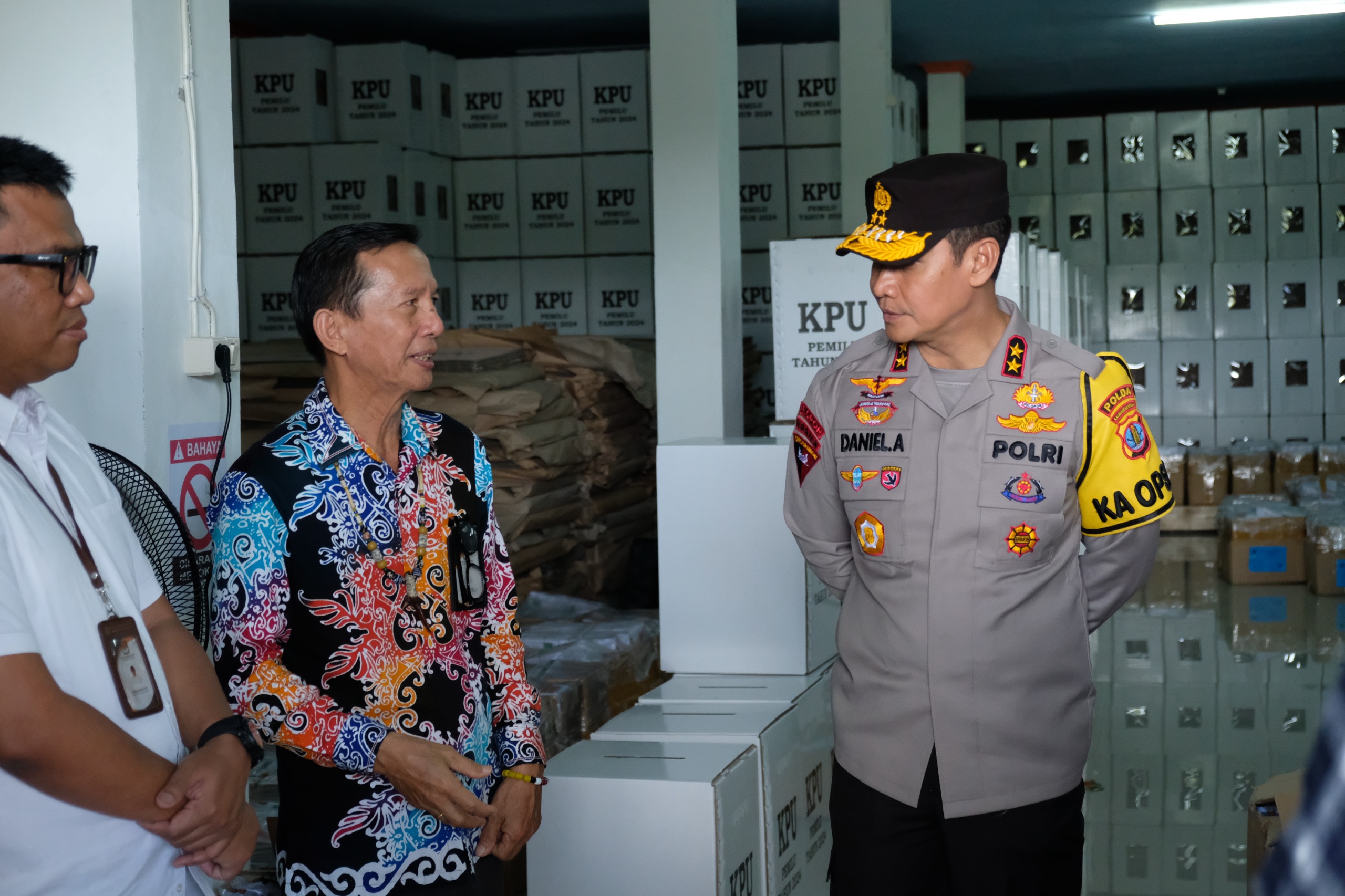 Pastikan Logistik Pemilu 2024 Dalam Keadaan Aman, Kapolda Kaltara Pimpin Pengecekan Ke Gudang KPU Di Malinau