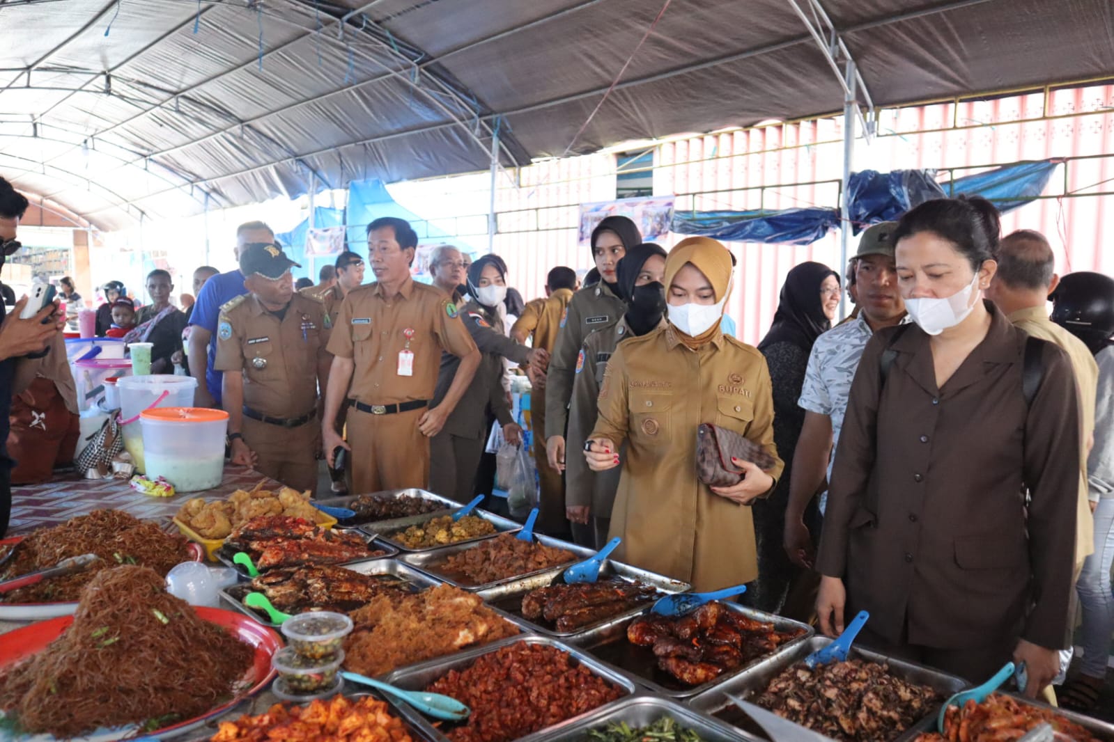 Tradisi di Bulan Penuh Berkah, Bupati Laura Ikut Berburu Takjil di Pasar Ramadan
