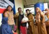 Bupati Laura Serahkan 1.785 Paket Sembako di 4 Kelurahan