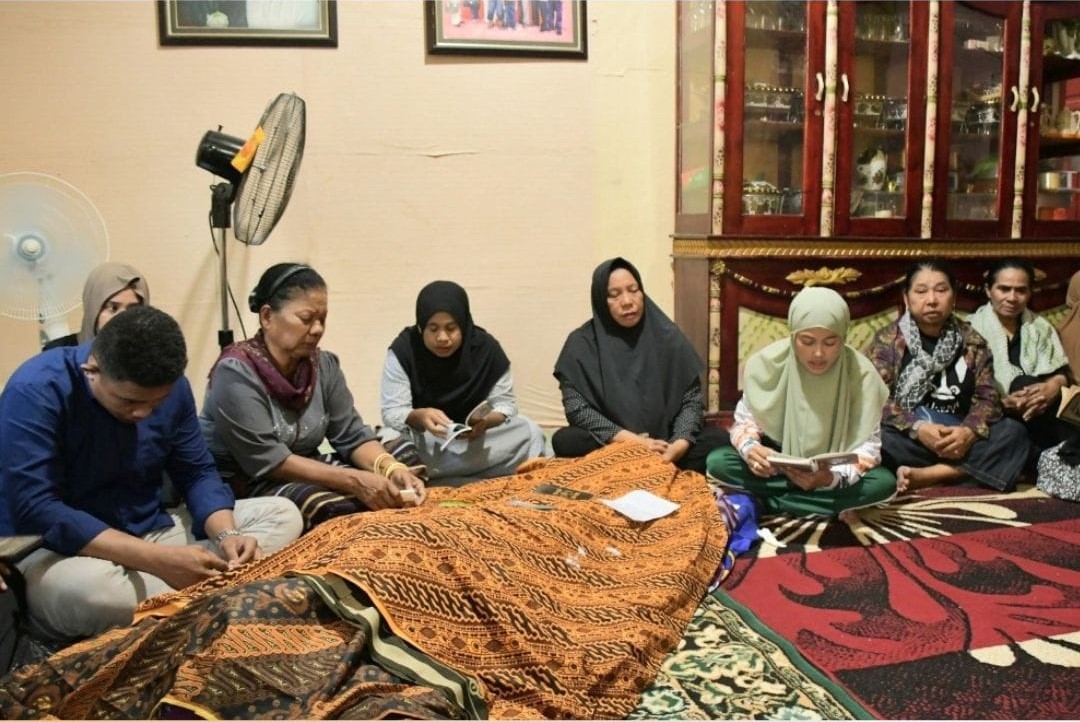 Melayat di Rumah Duka Abdul Syukur,  Bupati Laura Kenang Almarhum