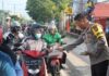 Raih Berkah Ramadan, Kapolres Tarakan Bagikan Takjil kepada Pengendara Sepeda Motor