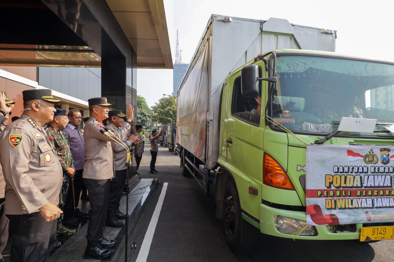 Kapolda Jatim Berangkatkan 50.789 Paket Bantuan Kemanusiaan untuk Warga Terdampak Banjir Jateng