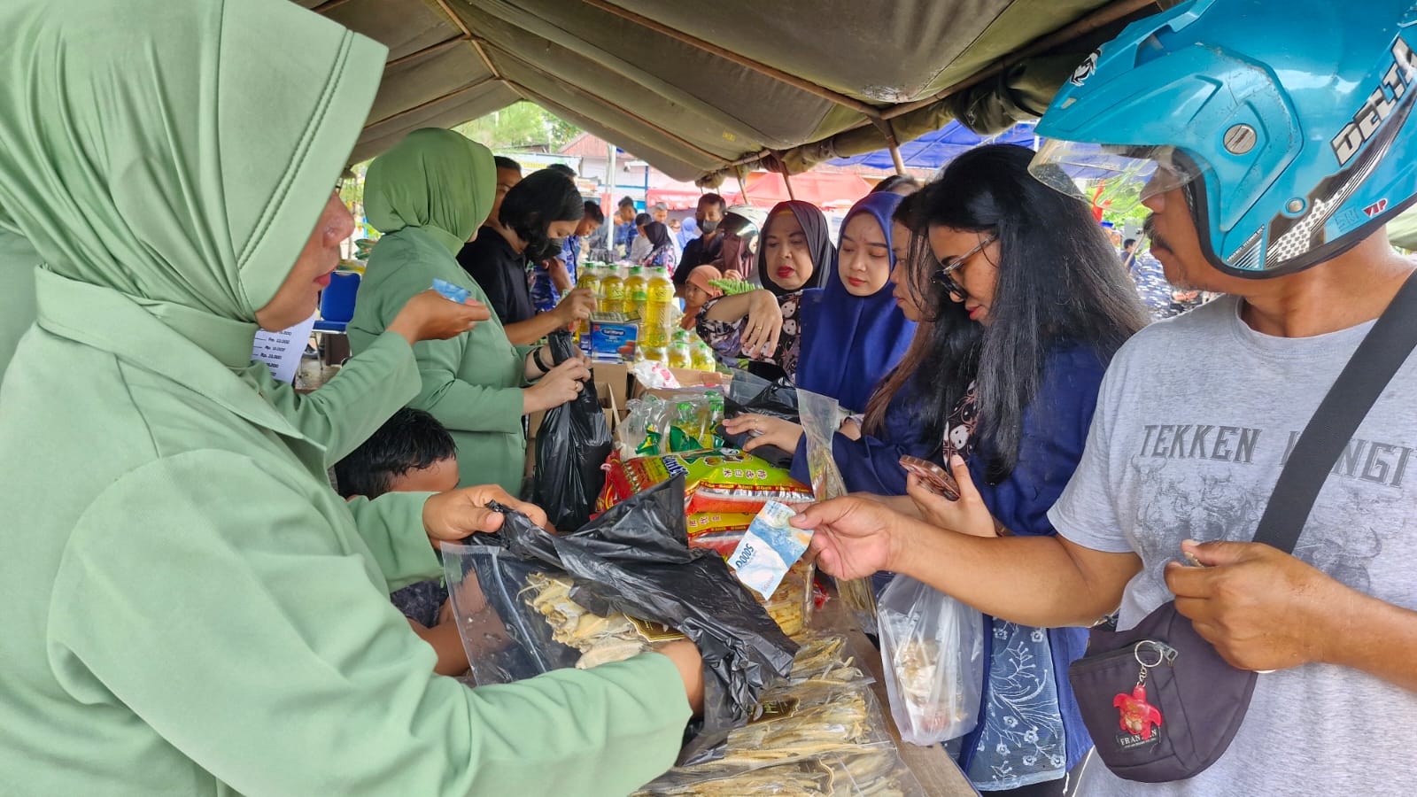 Lewat Bazar Murah,Tiga Matra TNI Dikota Tarakan Penuhi Kebutuhan Pokok Masyarakat.