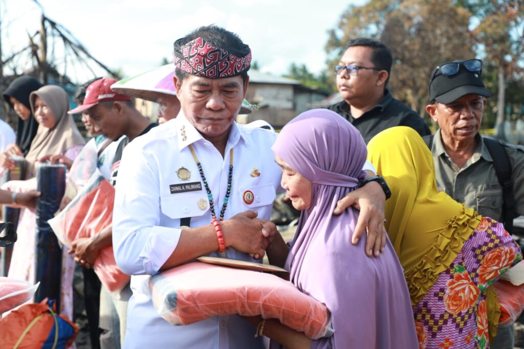 Tinjau Korban Kebakaran, Gubernur Sempatkan Bercengkrama dengan Warga Long Beluah