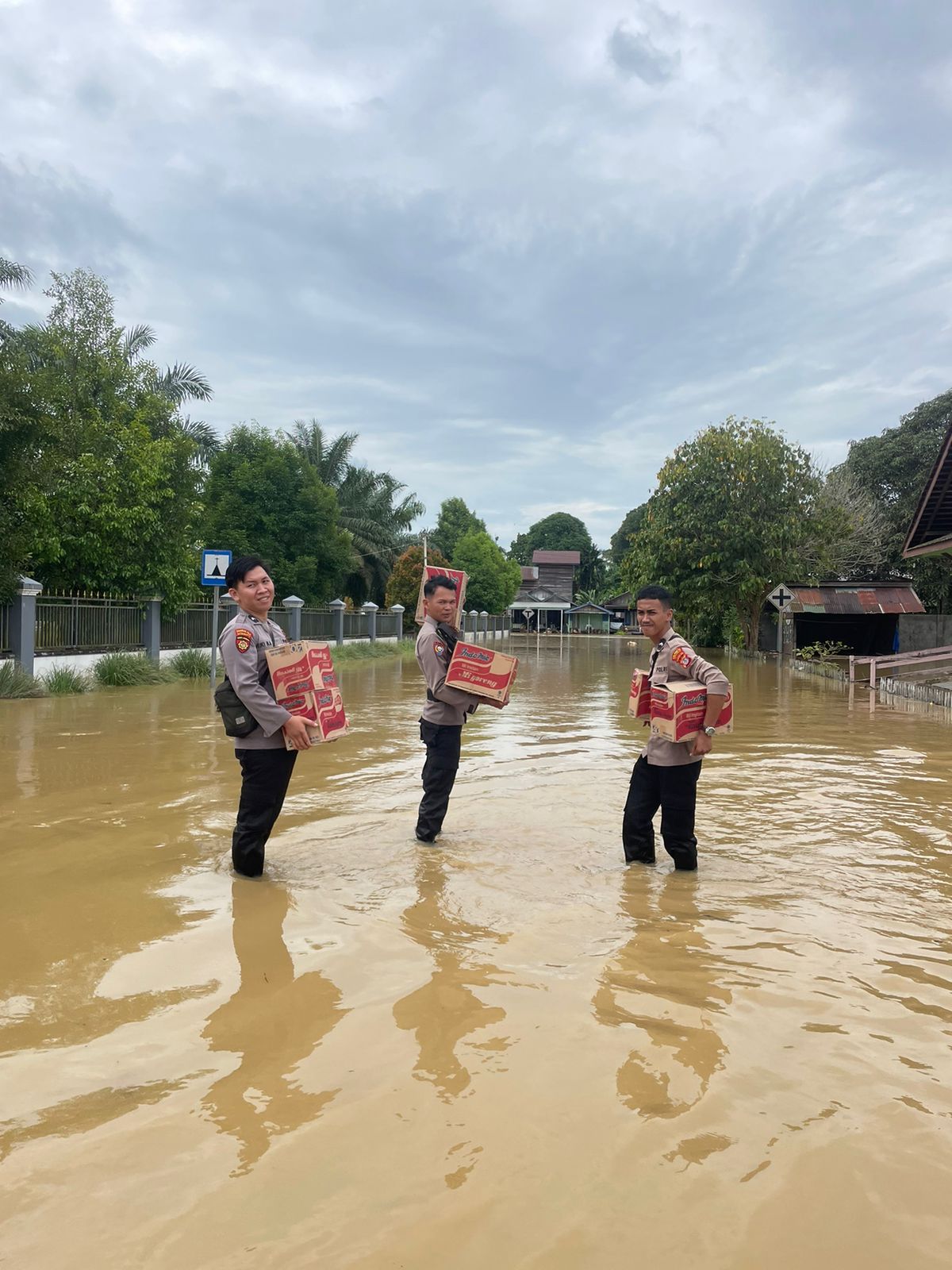 Kapolsek Tanjung Palas Timur beserta Personil Melaksanakan Patroli Banjir di 5 Desa  Kecamatan Tanjung Palas Timur