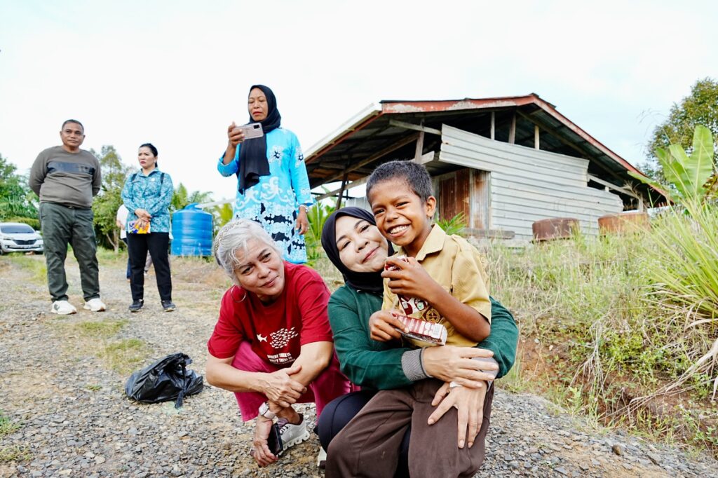 Roadshow TP-PKK Kaltara di Tapal Batas Indonesia (Bagian 1): Perjuangan Anak-anak TKI Tempuh 20km Berjalan Kaki untuk ke Sekolah