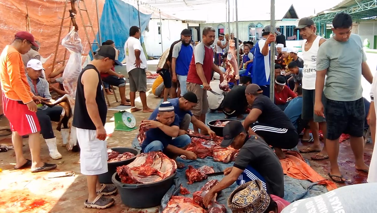 Masjid Al Jabariah Sembelih 8 Ekor Hewan Kurban, Tahun Depan Ditargetkan 10 Sapi