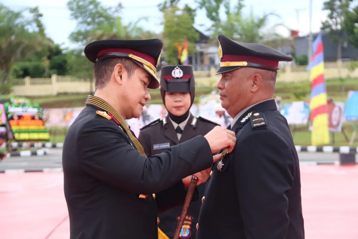 Kapolda Kaltara Berikan Tanda Kehormatan Bintang Bhayangkara Nararya dan Penghargaan di Moment Hari Bhayangkara ke 78