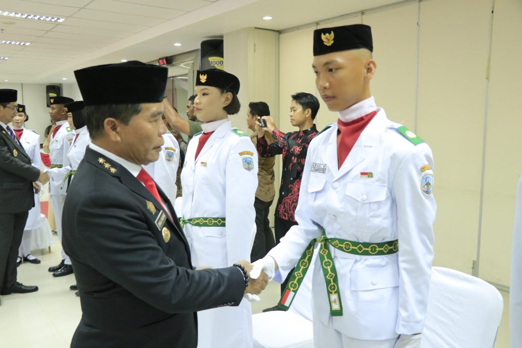 Gubernur Kukuhkan Anggota Pasukan Pengibar Bendera