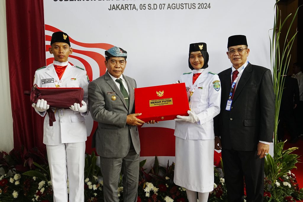 Gubernur Zainal Bawa Duplikat Bendera Pusaka ke Kaltara