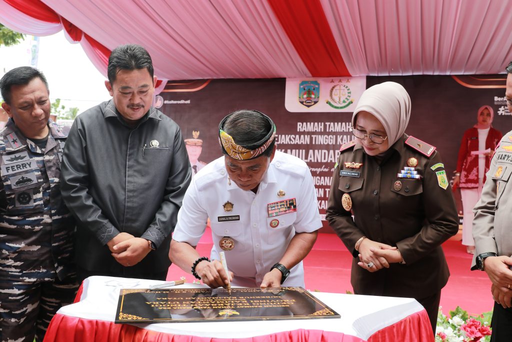 Gubernur Teken Prasasti Peresmian Kantor Kejati Kaltara, Tingkatkan Penegakan Hukum di Bumi Benuanta