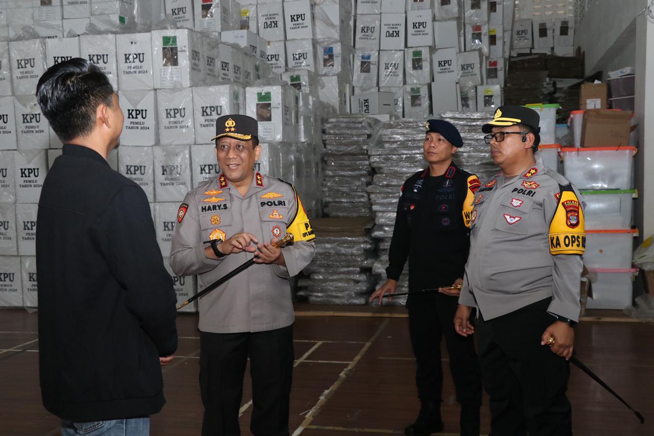 Kapolda Kaltara Tinjau Gudang Logistik Pemilu di Tarakan dan Tanjung Selor, Berikan Arahan Kepada Personel Pengamanan