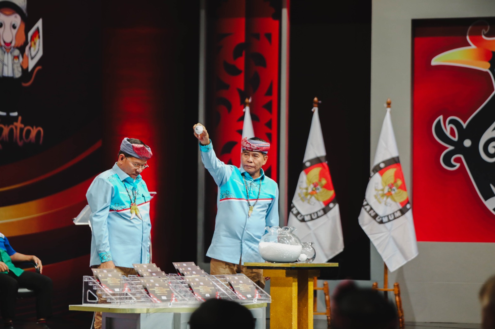 Atribut Singal dan Kostum Zainal-Ingkong Ala Curi Perhatian dalam Debat Kedua