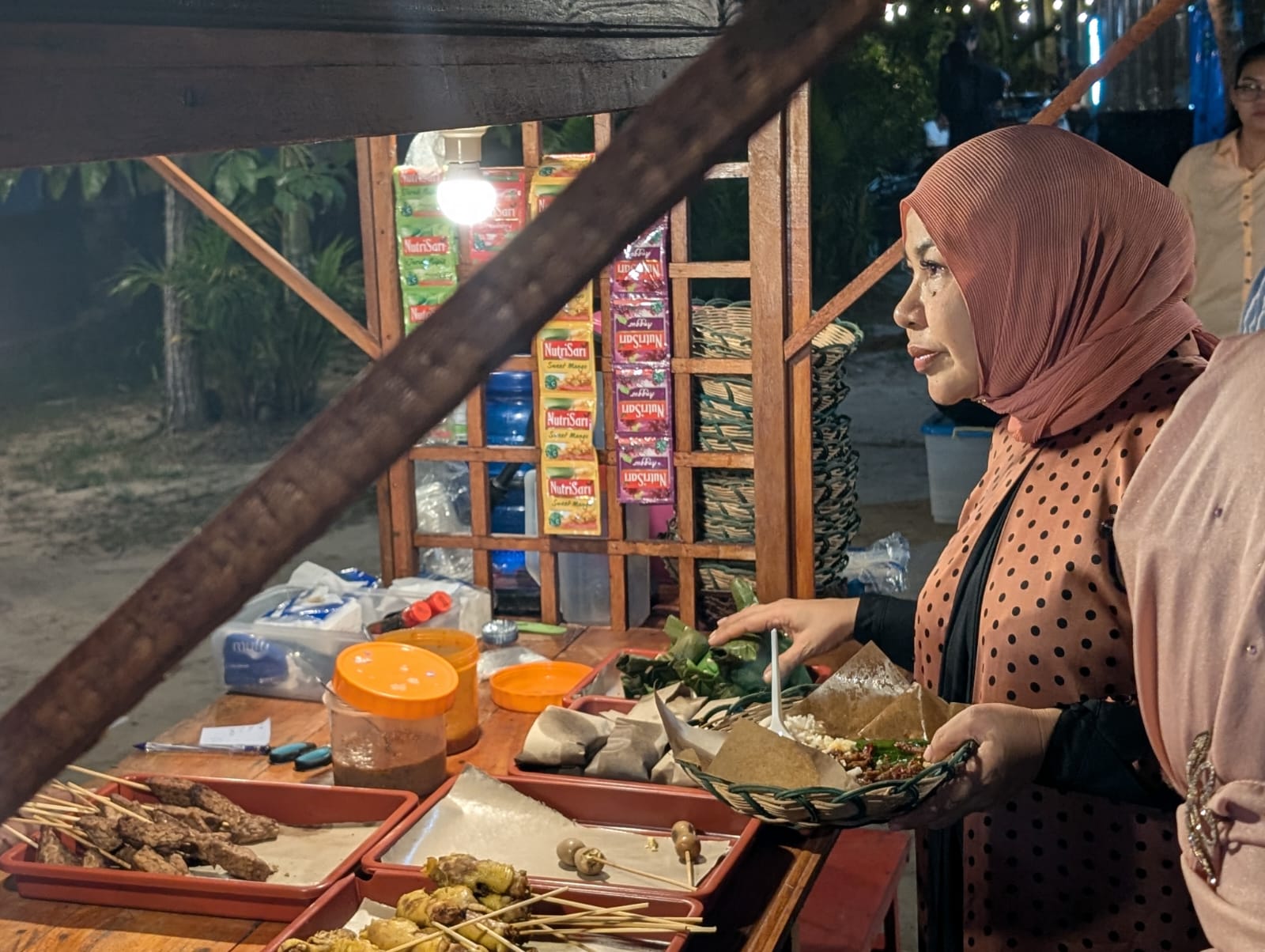 Blusukan di Tepian Sungai Kayan, Anggota DPR RI Hj Rahmawati Serap Aspirasi Pelaku UMKM