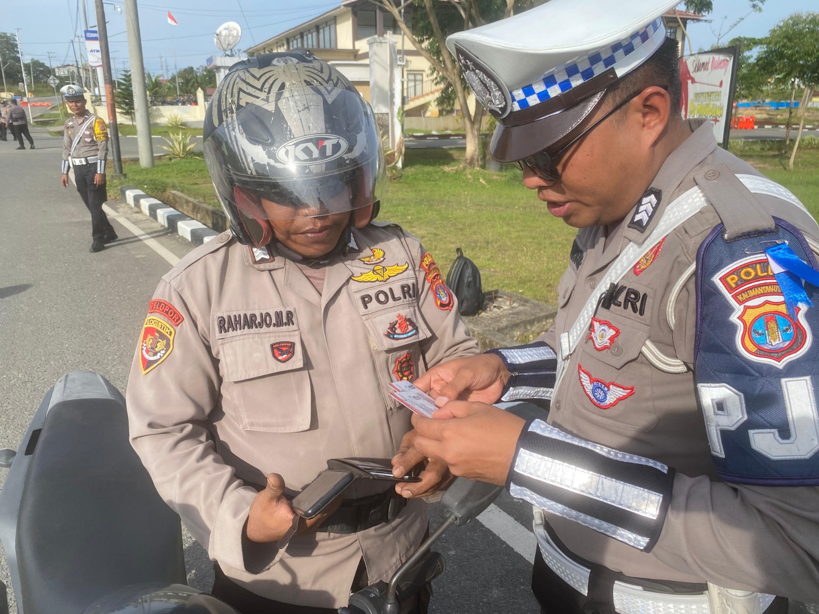 Ditlantas Polda Kaltara bersama Bidpropam Polda Kaltara Lakukan Pemeriksaan Dokumen Kendaraan Personel di Pintu Masuk Mapolda Kaltara