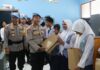 Pemberian Bantuan Berupa Sepatu Sekolah Kepada Siswa SMPN 1 Tanjung Selor Dalam Rangka Sinergitas TNI Polri dan Hari Ulang Tahun Propam yang Ke-22