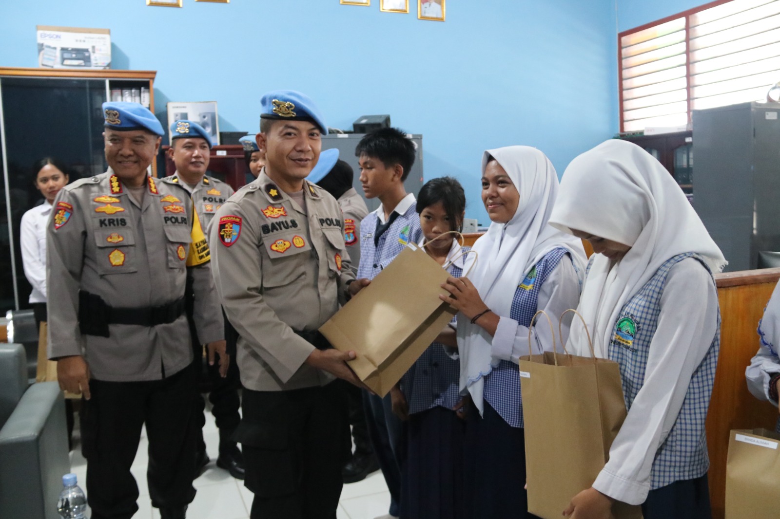 Pemberian Bantuan Berupa Sepatu Sekolah Kepada Siswa SMPN 1 Tanjung Selor Dalam Rangka Sinergitas TNI Polri dan Hari Ulang Tahun Propam yang Ke-22