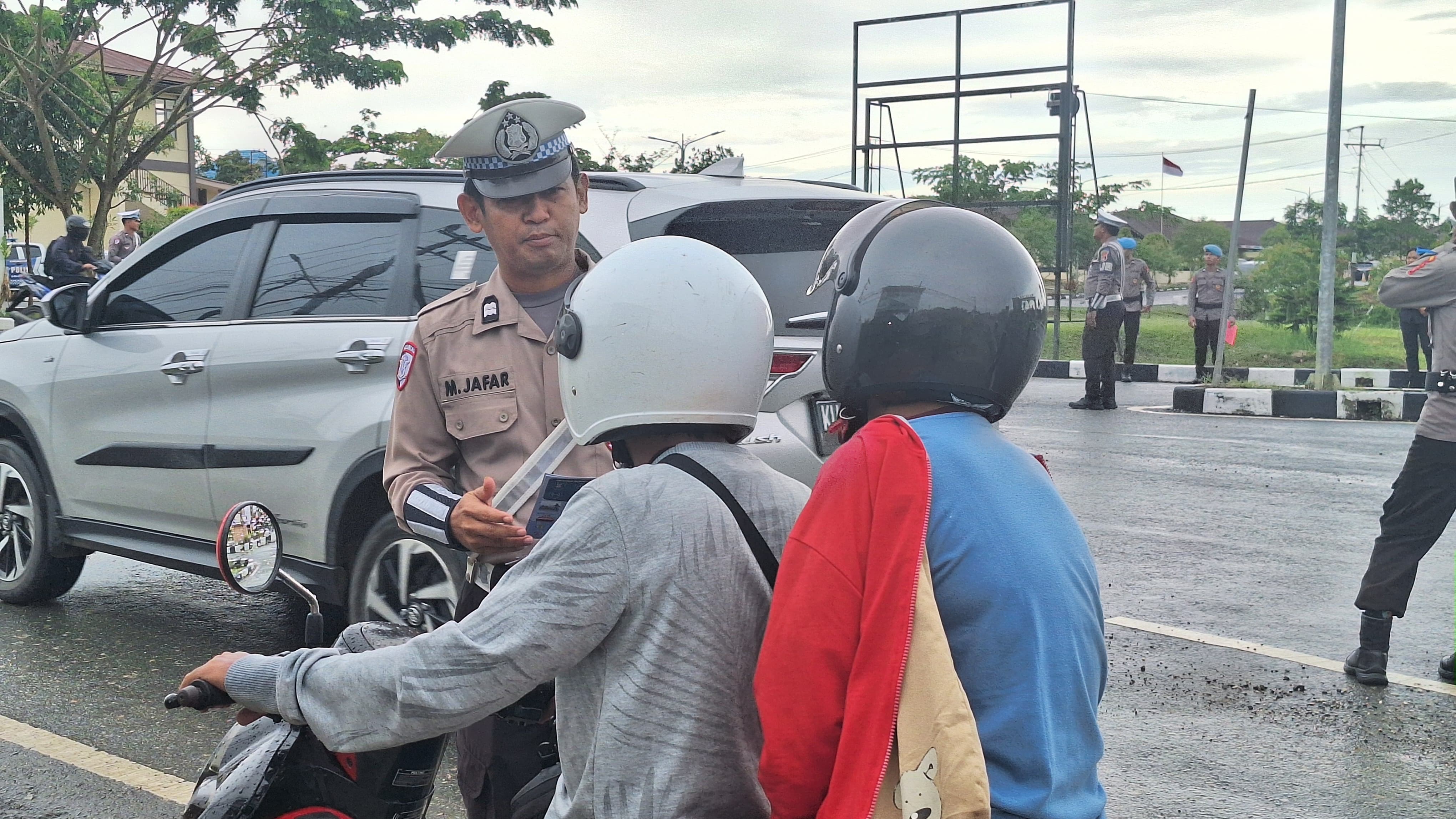 Personel Ditlantas Polda Kaltara membagian Leaflet Kepada Para Pengendara di Jalan Raya