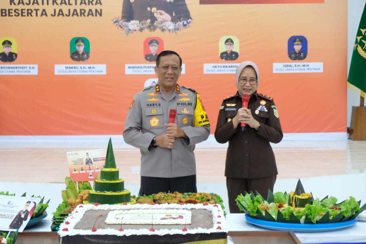 Kapolda Kaltara bersama PJU Polda Kaltara Berikan Surprise dan Ucapan Selamat atas Kenaikan Pangkat kepada Kajati Provinsi Kaltara