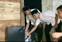 Pemerataan Akses Listrik, Gubernur Salurkan Bantuan PLTS Atap Warga Desa Binusan Nunukan