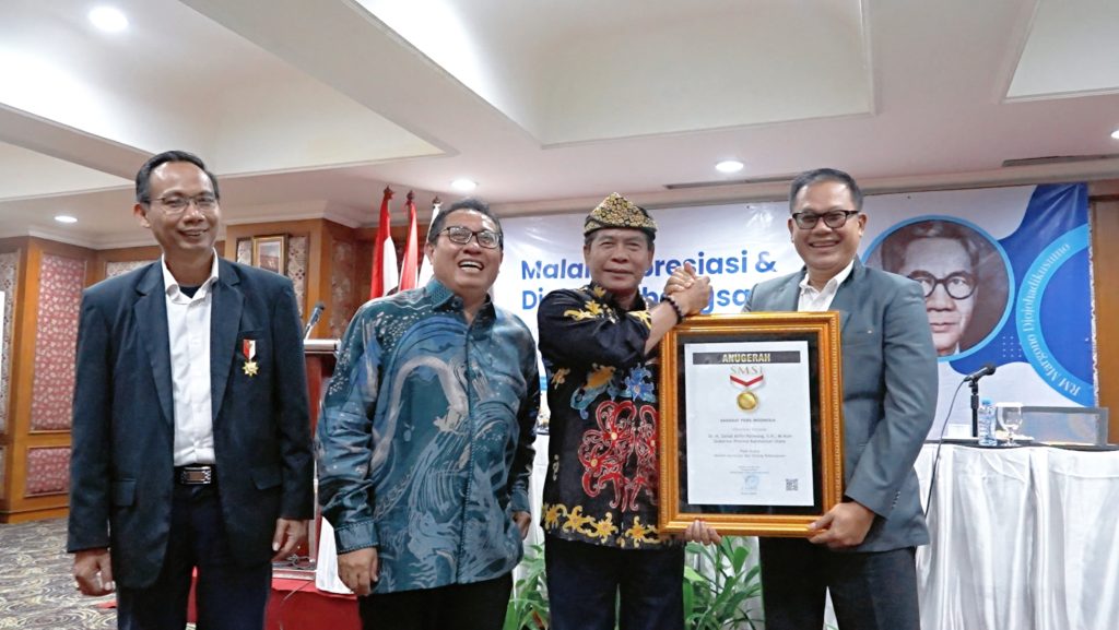 Gubernur Zainal Terima Anugerah Sahabat Pers dari SMSI
