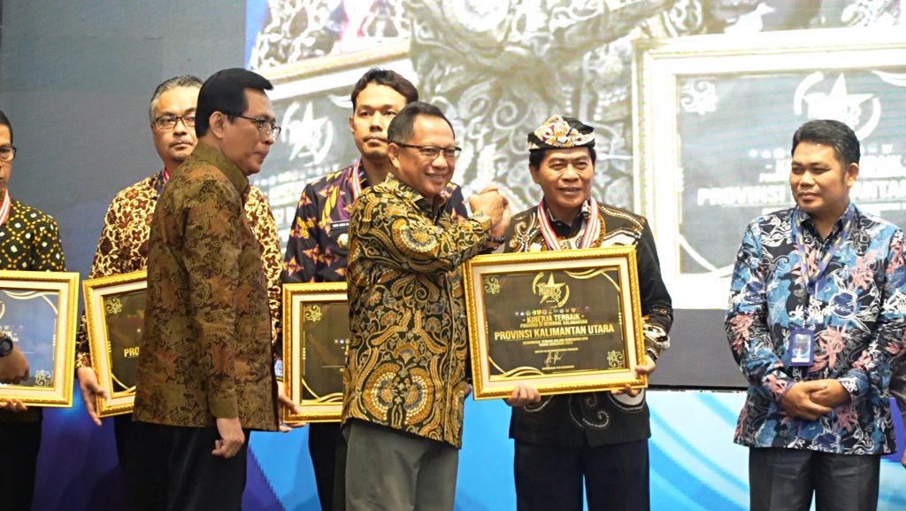 Komitmen Tingkatkan Pelayanan Publik, Gubernur Zainal Raih Penghargaan SPM Awards 2025
