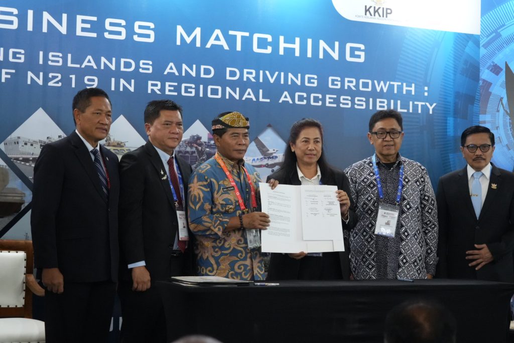 Gubernur Zainal Teken MoU dan LoI Pengembangan Pesawat N219 Amfibi